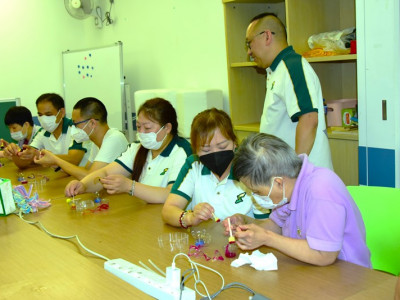 澳娛綜合義工與特奧學員合作製作環保小手工 促傷健共融 發揚企業關愛精神